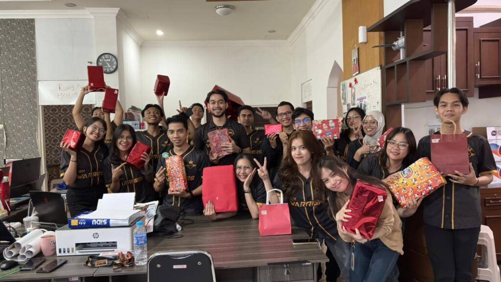 Merajut Kebersamaan di Momen Tukar Kado Natal